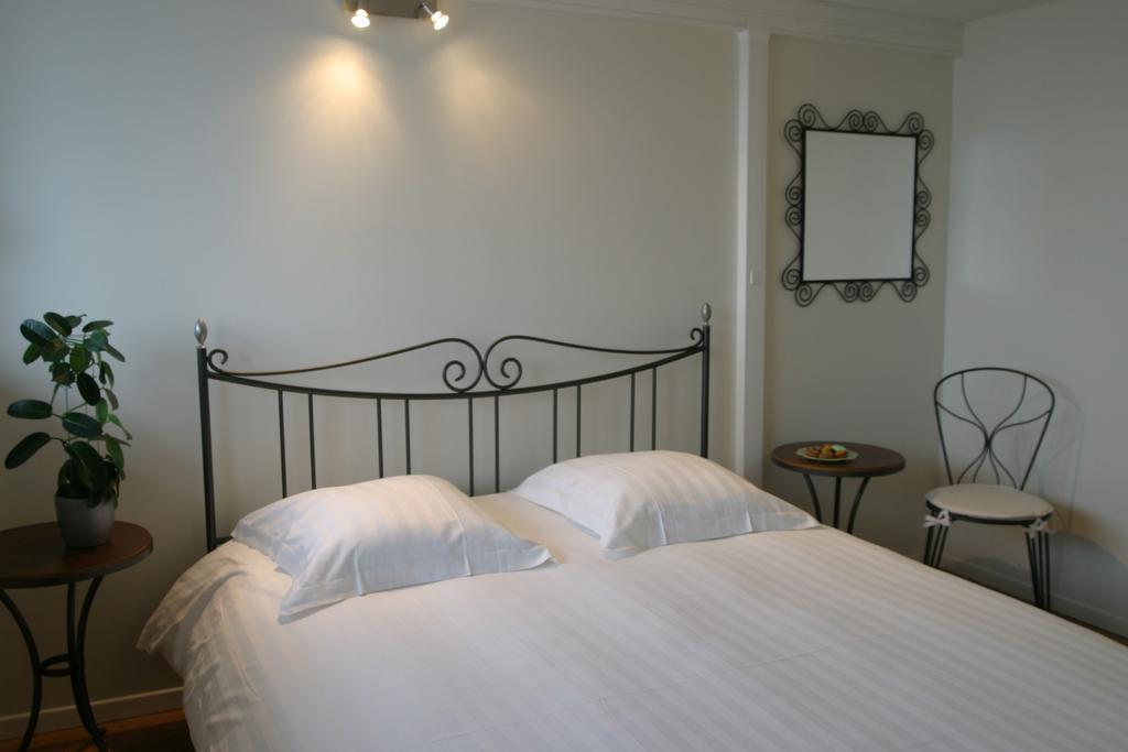 Hotel Pierre Blanche Chatillon-en-Michaille Room photo